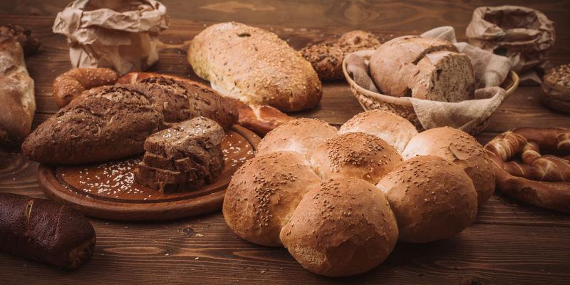 木桌上各种各样的烤面包