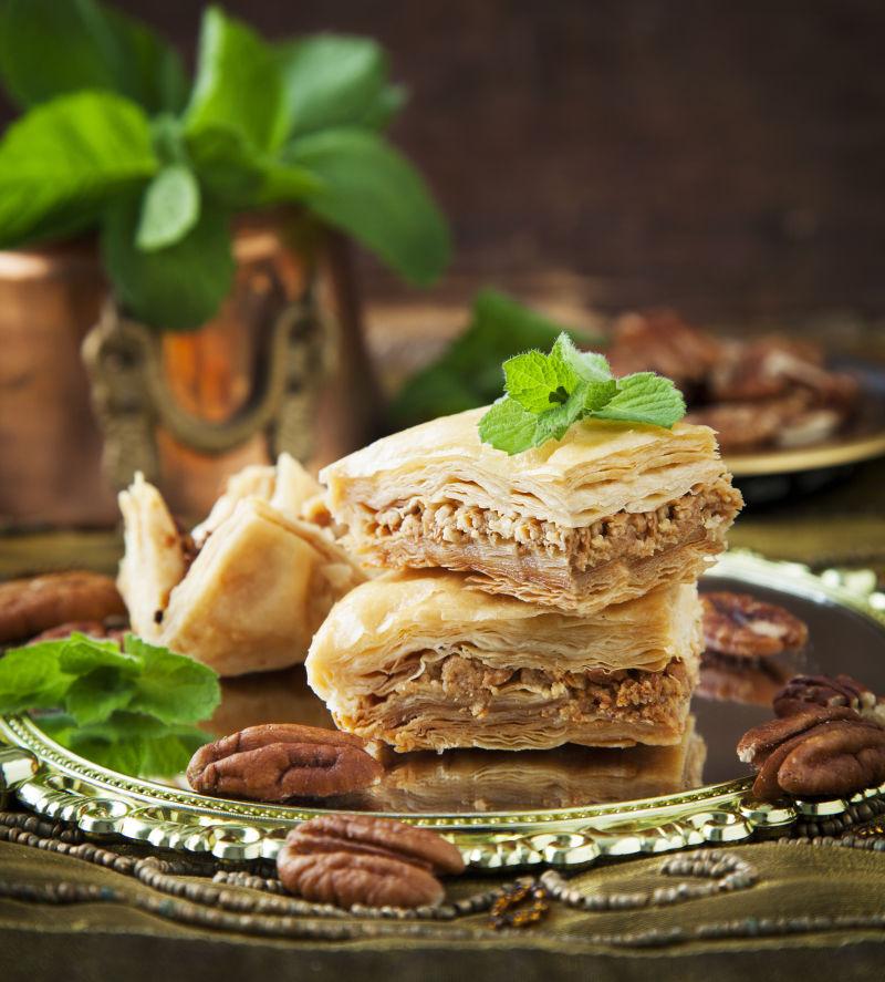 以蜂蜜和坚果果仁蜜饼