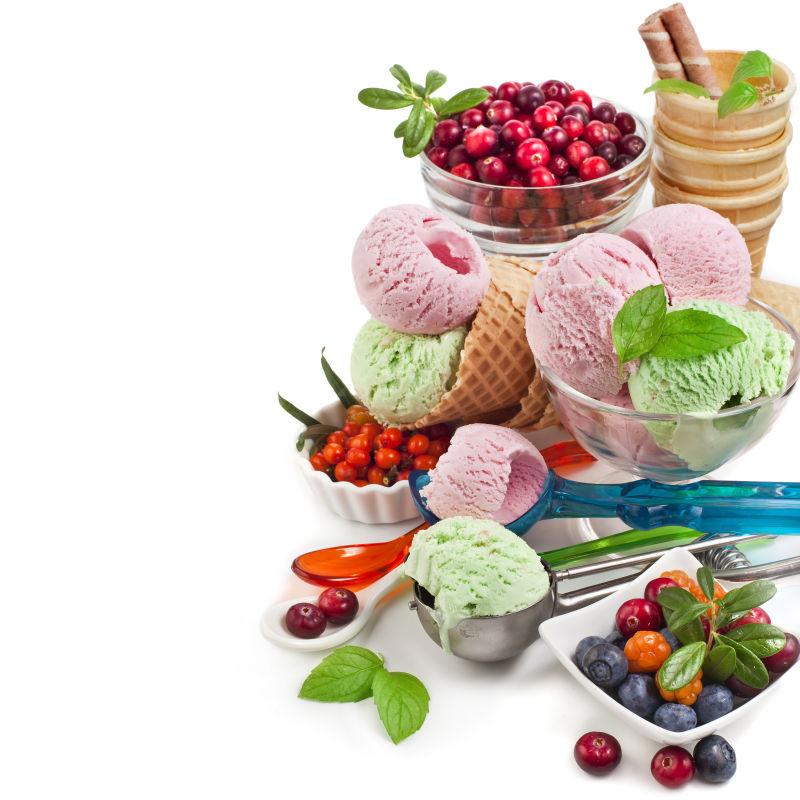 白色背景上的各种冰淇淋和水果