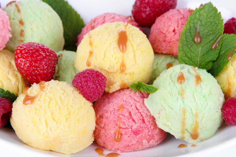 美味的彩色冰淇淋和薄荷覆盆子