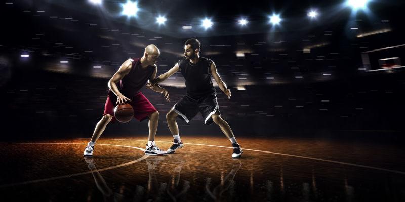 两名篮球运动员在健身房全景中的动作