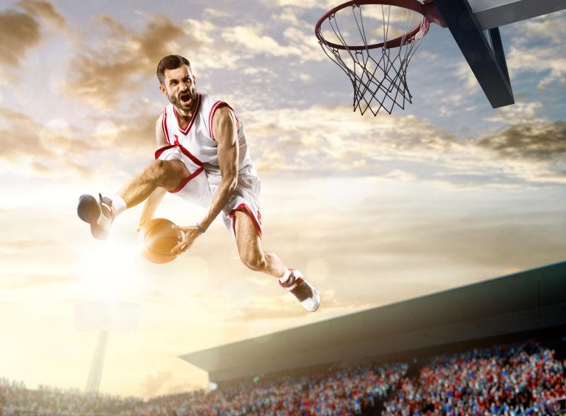 天空与人群背景下的篮球运动员