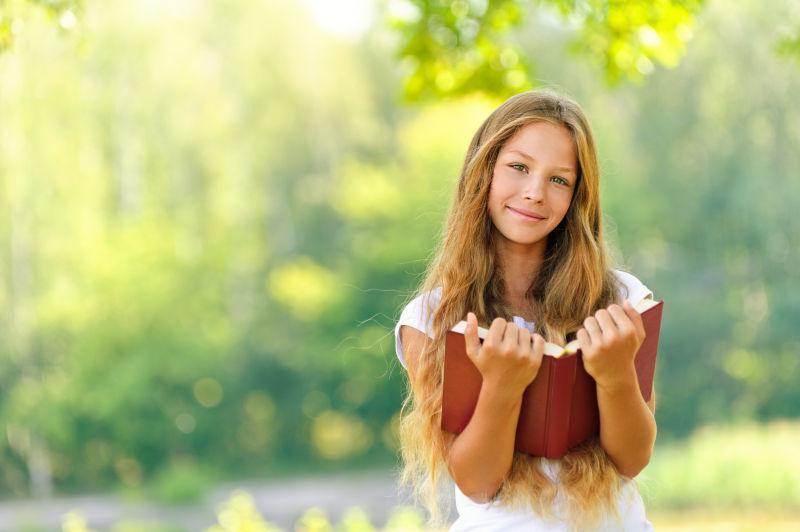 年轻漂亮的女孩在读书
