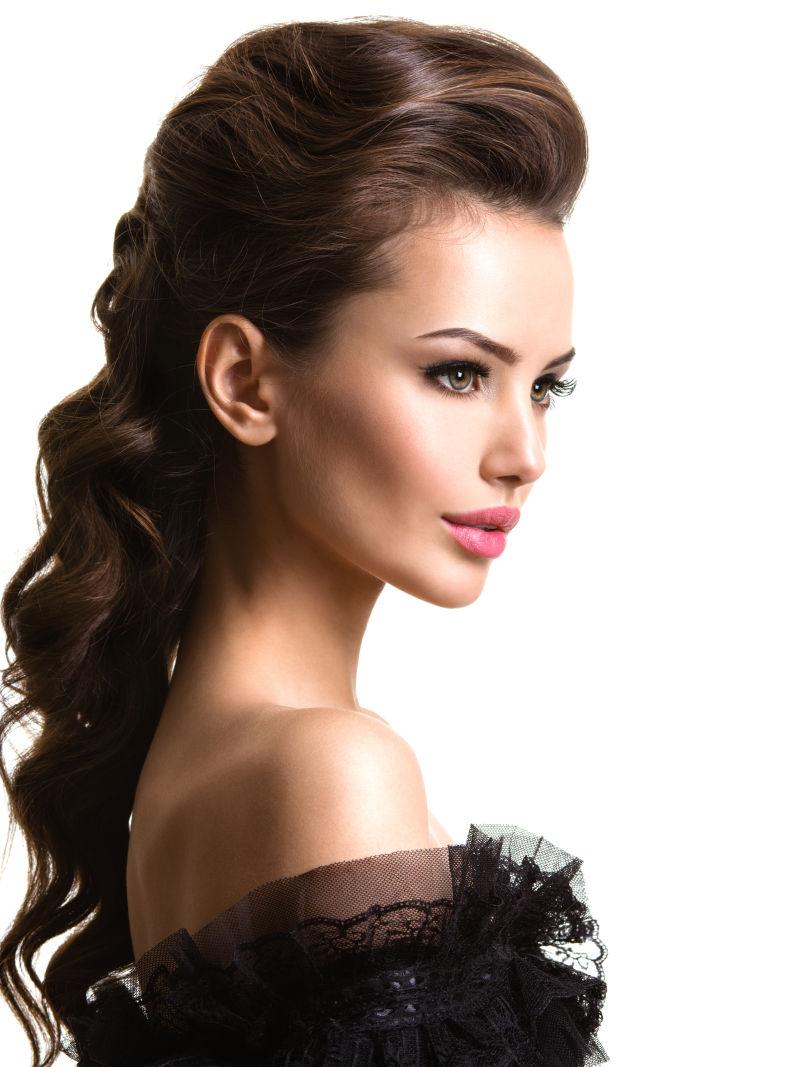 穿着低胸装的时尚美女