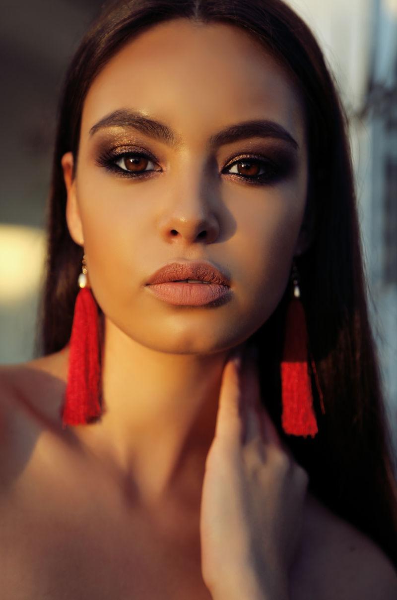 带红色耳环的黑发美女