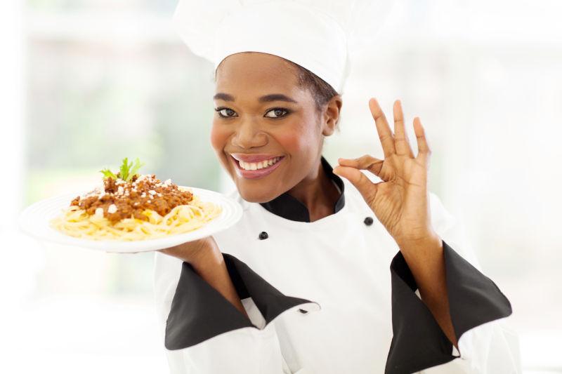 非洲年轻厨师配意大利面食