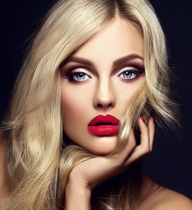 性感迷人的金发女模特