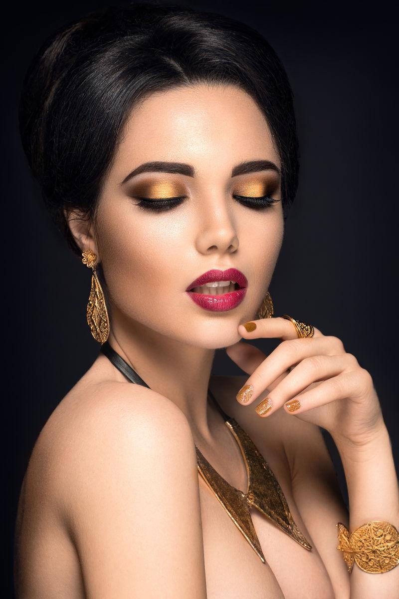 年轻性感的漂亮女子