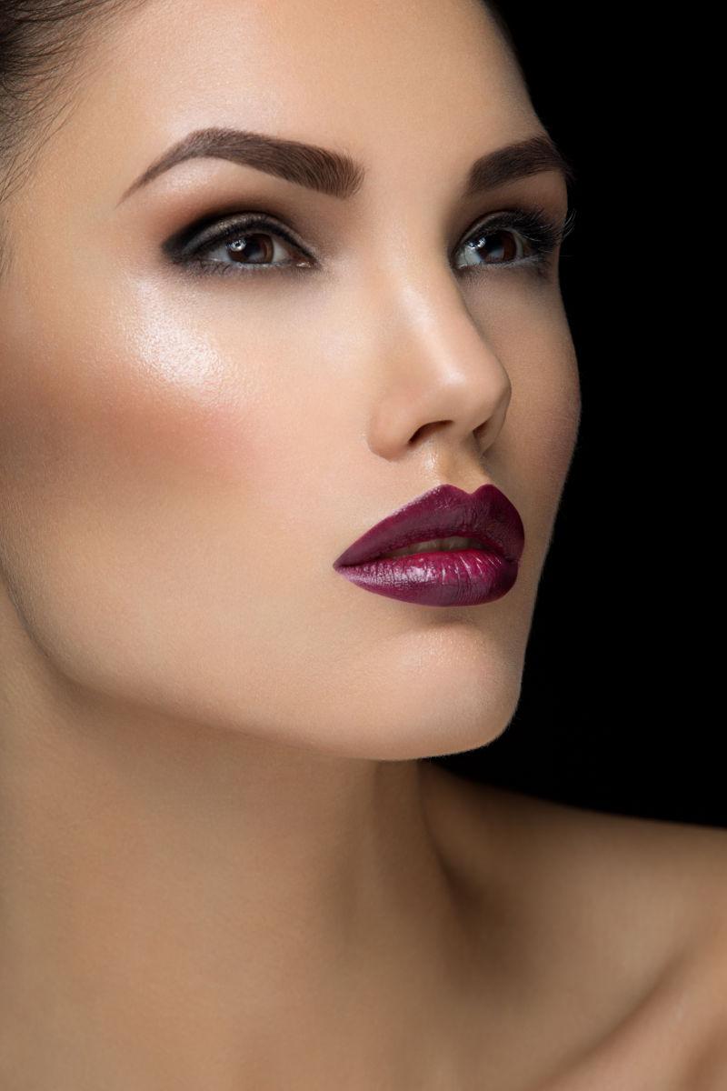 嘴唇黝黑的女孩