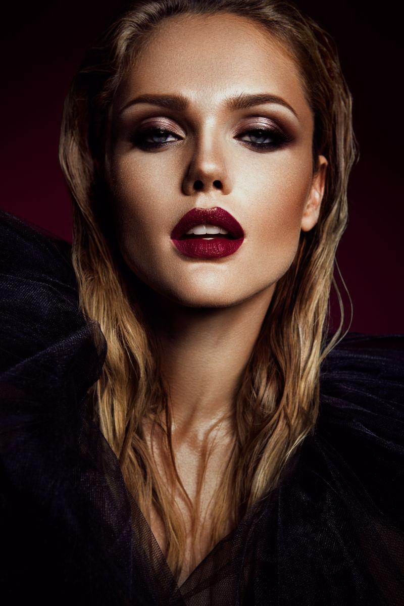 黑色背景下美丽的女人