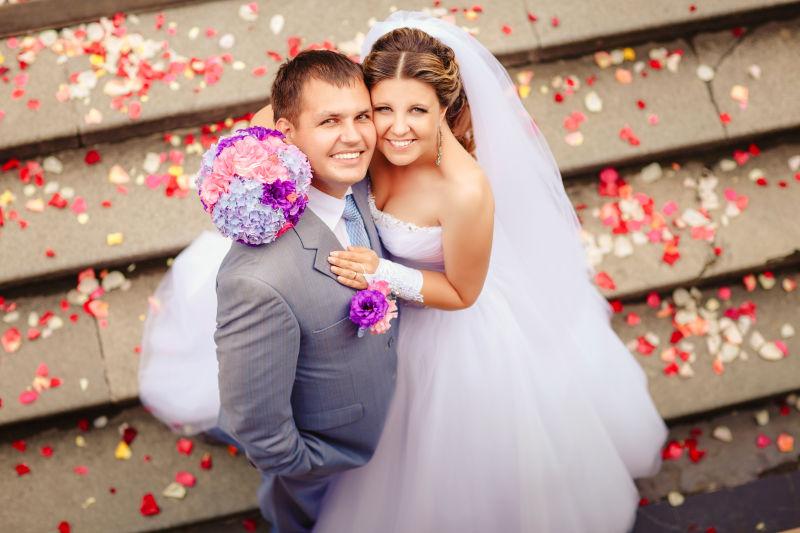 甜蜜的新婚夫妻