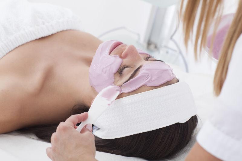 美女脸部敷保湿面膜