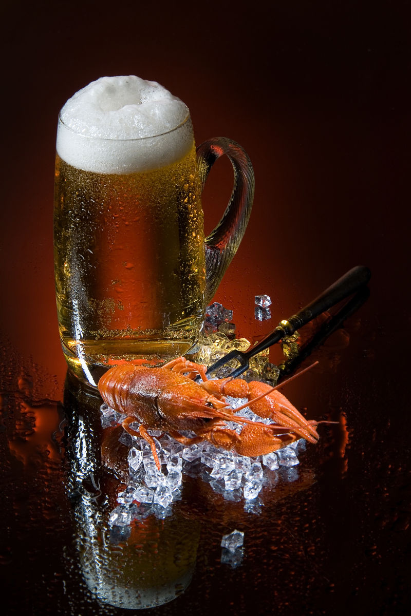 黑色背景下的啤酒与小龙虾