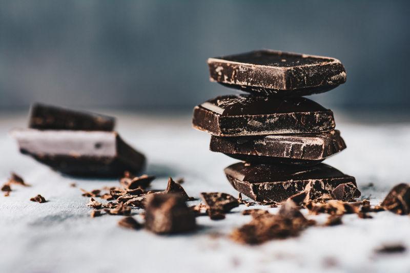 灰色背景下的黑巧克力