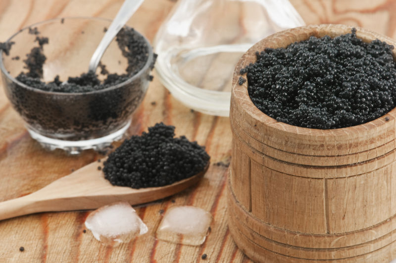 木桌上的黑色鱼子酱