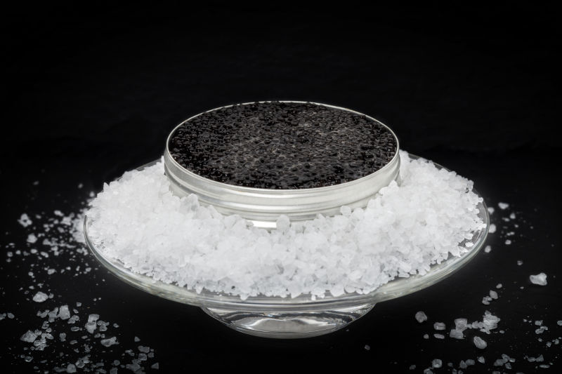 碎冰块上的鱼子酱