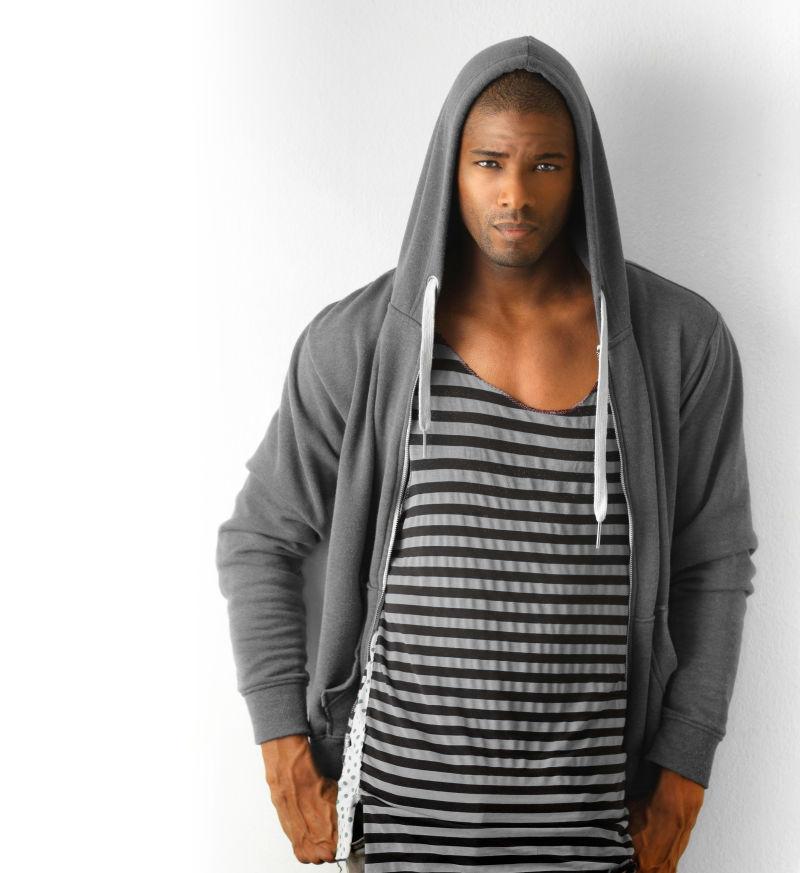 白色背景中穿时尚帽衫的男人