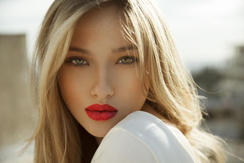 阳光下的金发女人