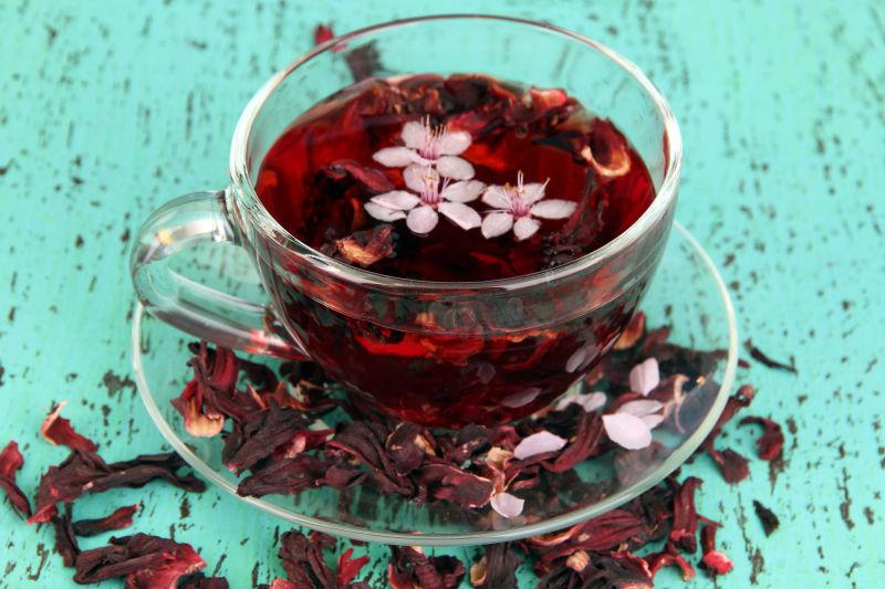 绿色背景上的玻璃茶杯中的茶