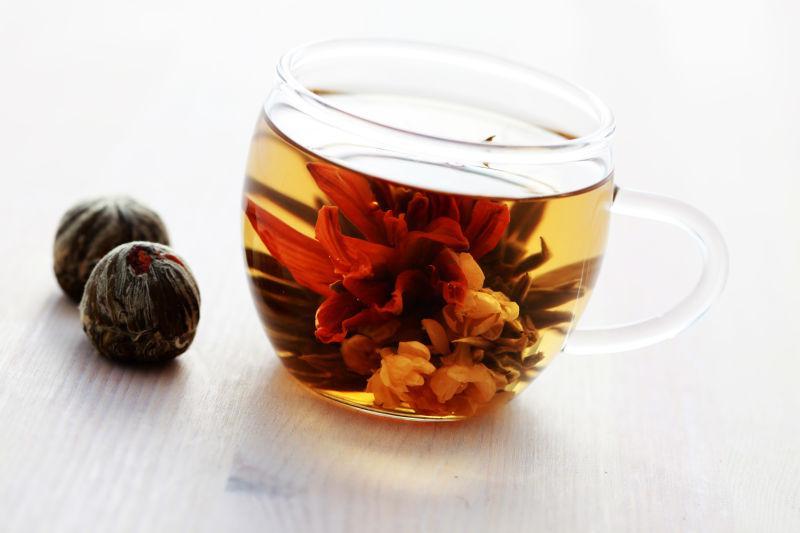 木桌上的透明茶杯和花茶