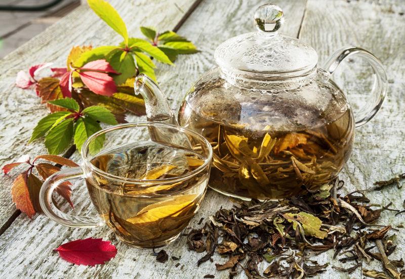 旧木桌上的茶壶和茶杯