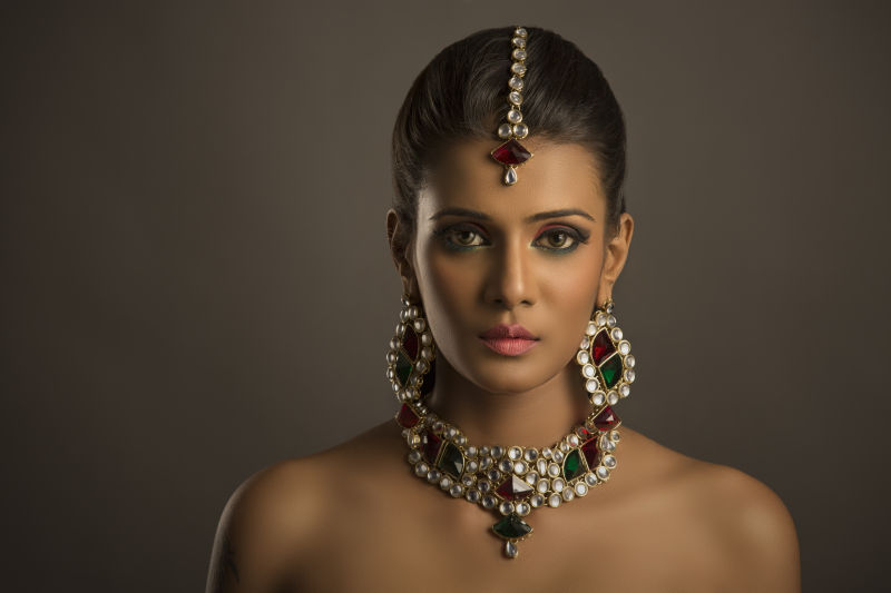 灰色背景前的性感美女