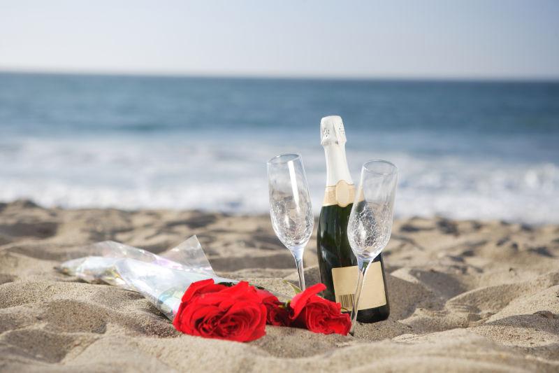 海滩上的香槟酒瓶