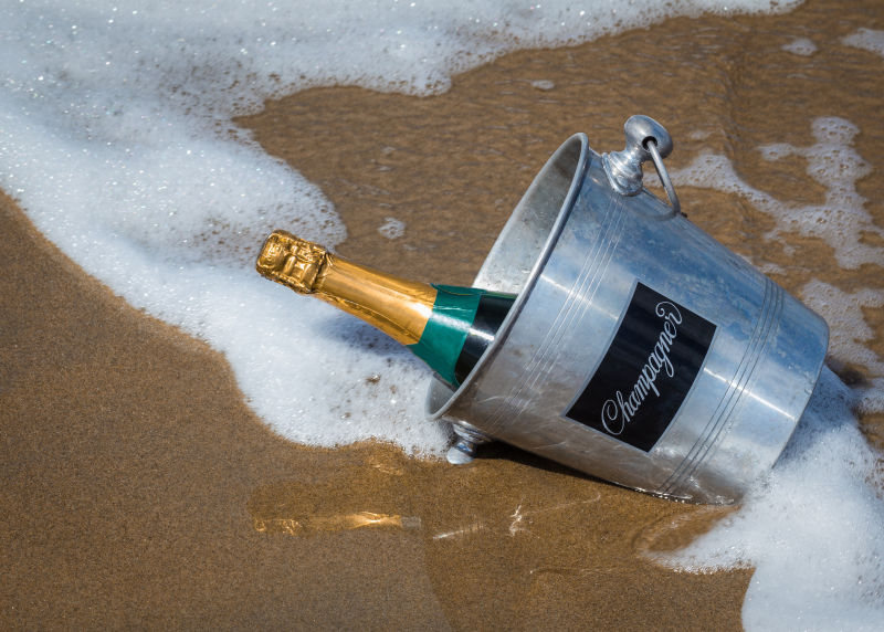 沙滩上的香槟瓶