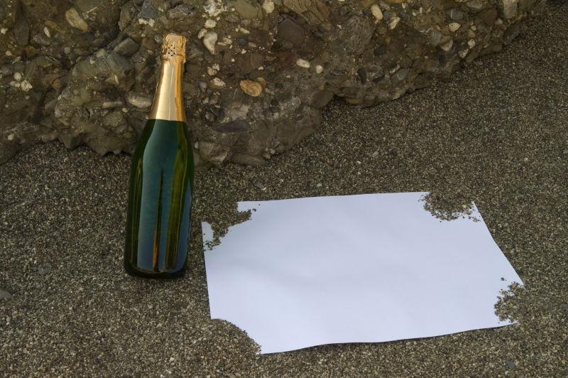 空白明信片和香槟酒瓶
