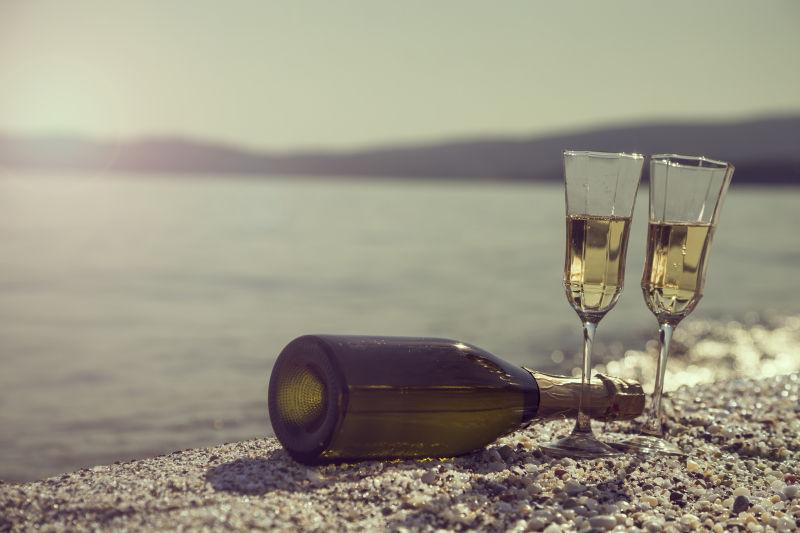 沙滩上的两杯香槟酒