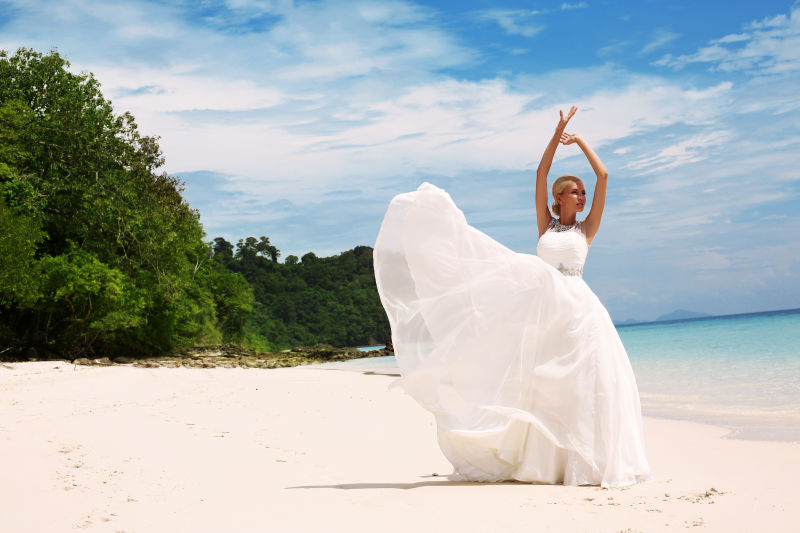 普吉岛沙滩上身着婚纱的新娘