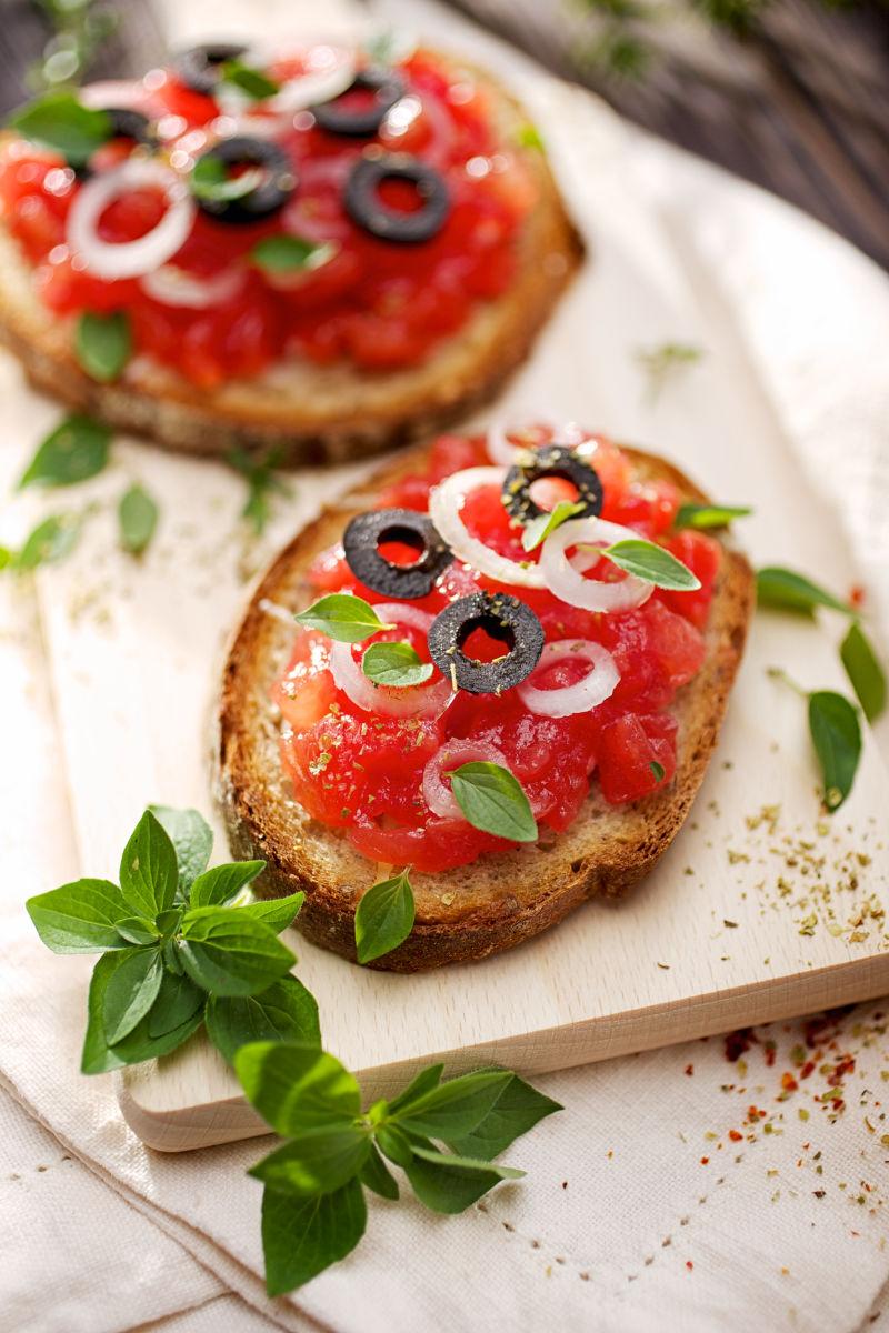 美味的番茄烤面包