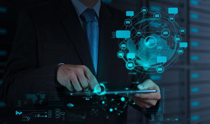 商家使用平板电脑作为概念展示互联网和社交网络