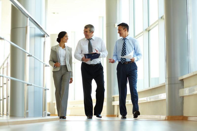 走在走廊上讨论的商人