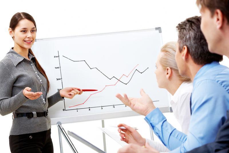 会议中的商人在白板上绘图表