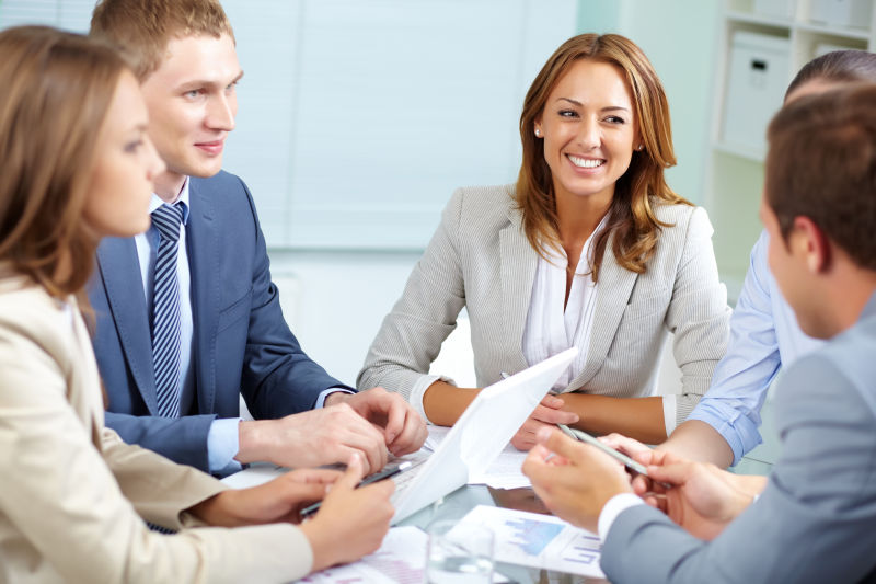 五个互相讨论的年轻商人团队