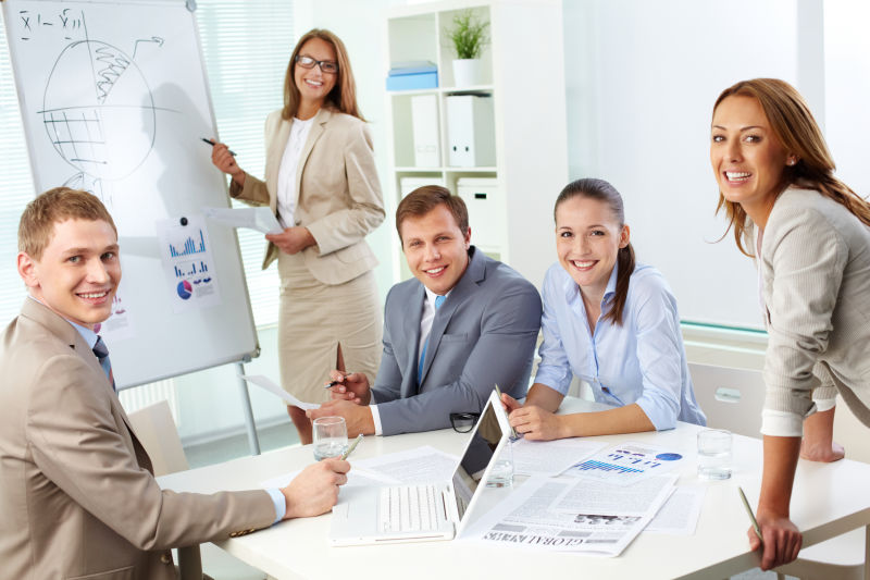 会议讨论的年轻商人