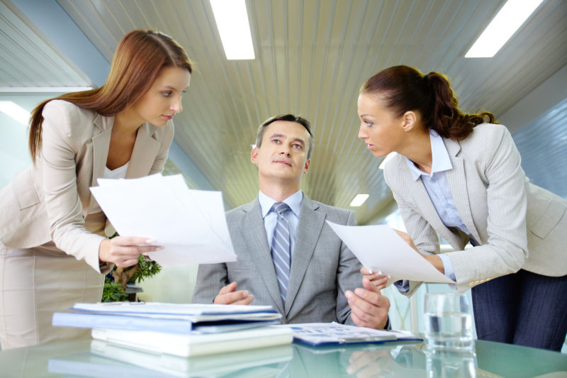 被两位秘书包围的老板