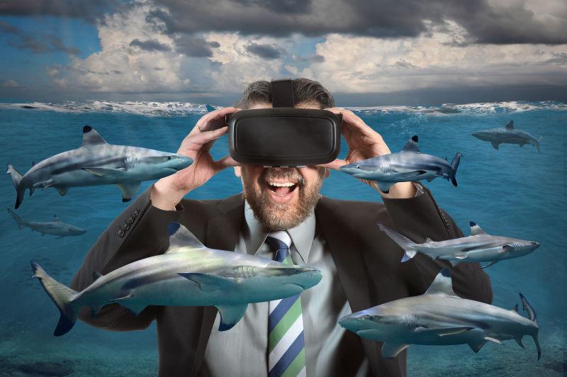 商人用虚拟现实眼镜看海里的鲨鱼