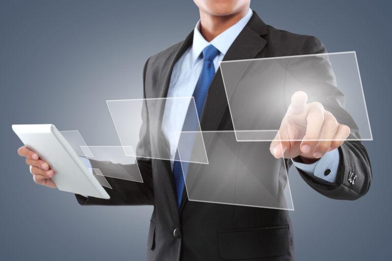 使用平板电脑时按下触摸屏界面上的按钮