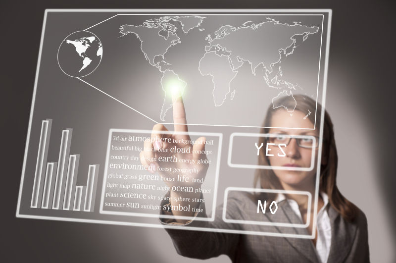 美丽的女人触摸着有地图的触摸屏