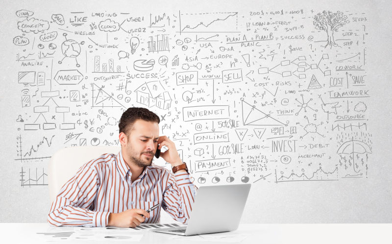 青年商人用各种经营理念规划计算