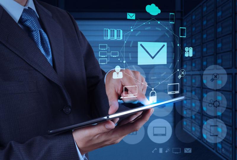 商人用平板电脑展示互联网安全的在线经营理念