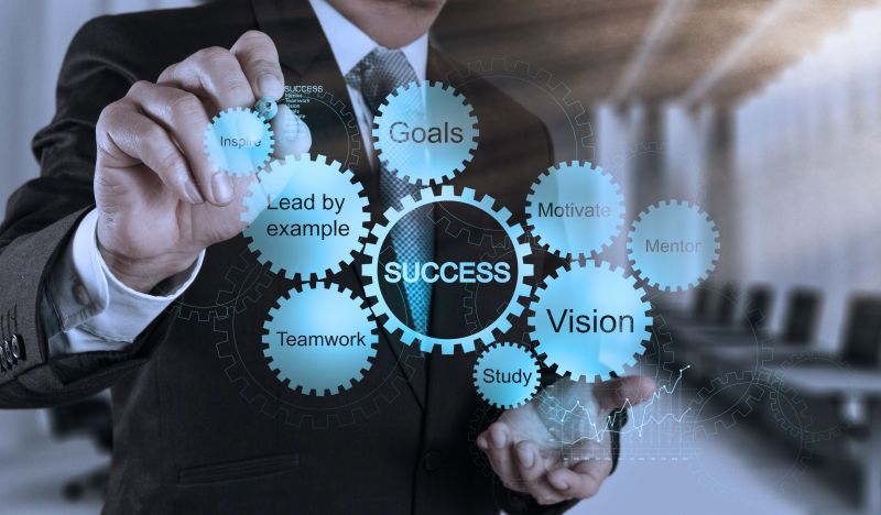 商人在虚拟屏幕上手绘商业成功概念