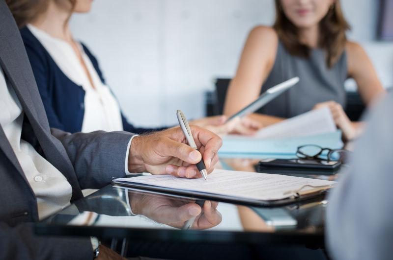 董事会会议期间持枪者和分析报告手的特写