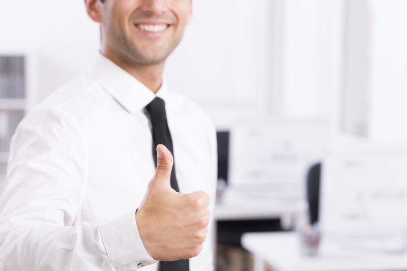 一个年轻员工的大拇指