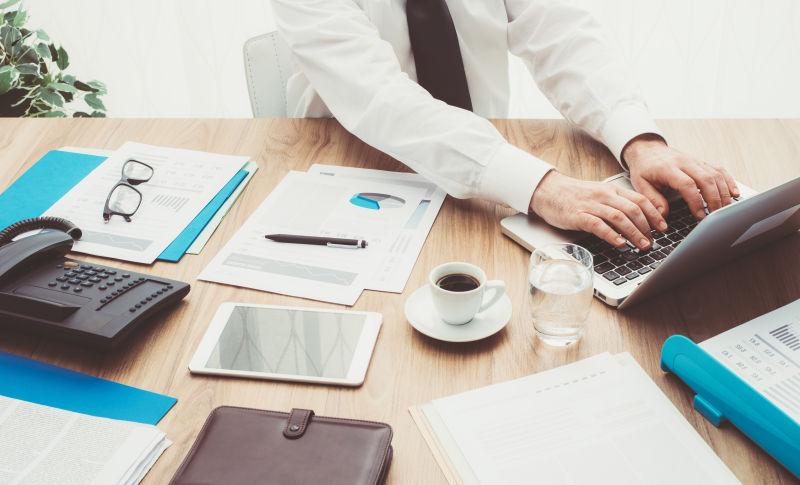 在办公桌上工作的专业公司商人