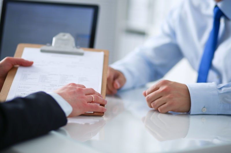 商人坐在办公桌上