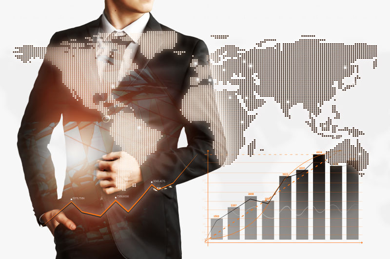 一个身着深色西装的商人看着全息图