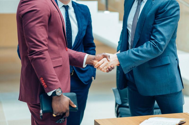 商务楼里握手的商人